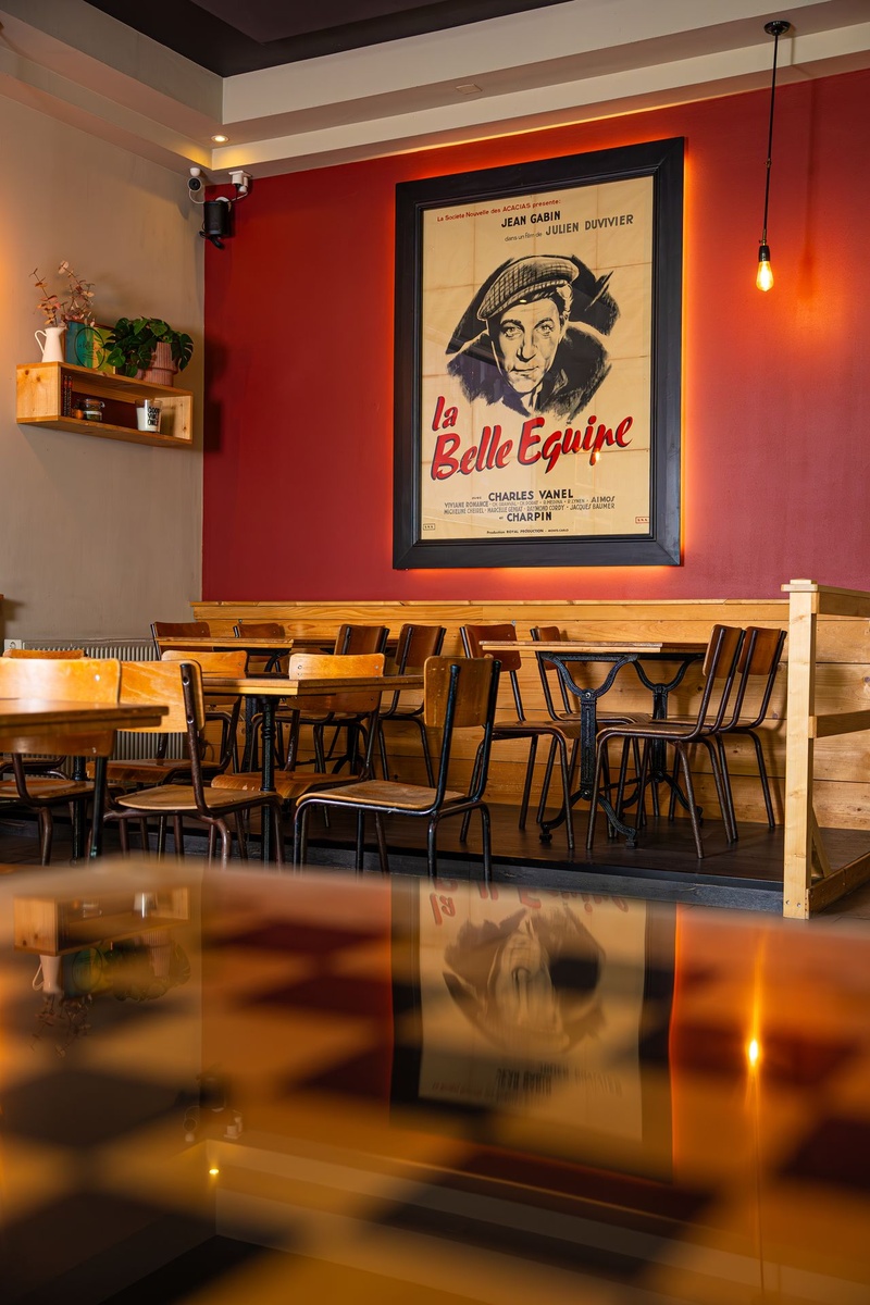 Salle du restaurant La Belle Équipe avec l'affiche du film La Belle Équipe