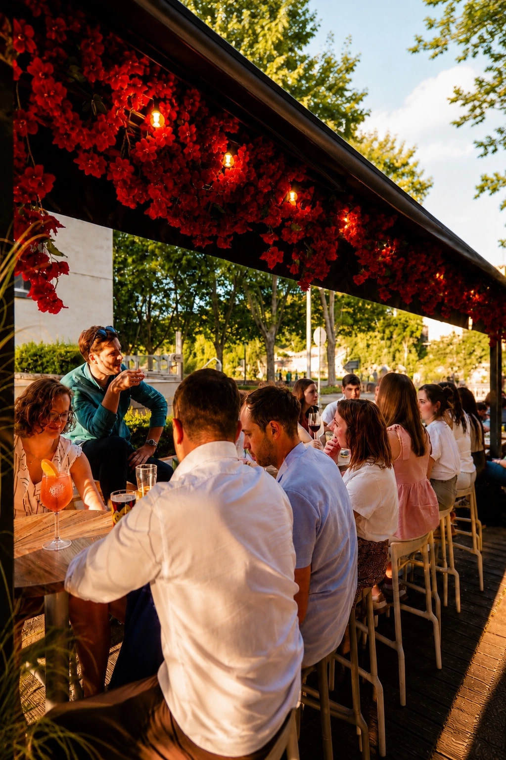 Terrasse fleurie du restaurant La Belle Équipe, quai du Commerce à Lyon 9