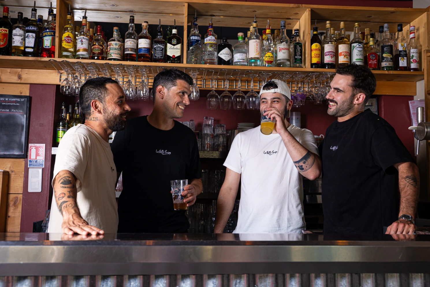 L'équipe de La Belle Équipe derrière le bar, restaurant à Lyon 9